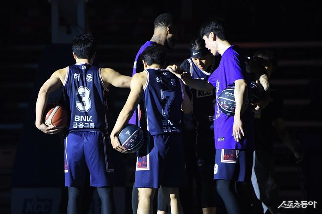 KCC가 PO 들어 막강한 베스트5의 힘을 발휘하고 있다. 허웅, 숀 롱, 허훈, 최존용, 송교창(왼쪽부터) 사진제공｜KBL