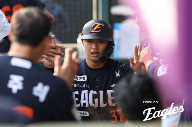 한화 이원석(가운데)은 타격 접근법을 바꾸며 상승곡선을 그리고 있다. 그는 주어진 기회를 살려 한화의 주전 리드오프로 도약하려고 한다. 사진제공｜한화 이글스