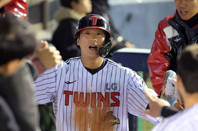 LG 송찬의가 21일 잠실구장서 열린 2026 KBO리그 한화전 4회말 2사 2루 상황에서 신민재의 1타점 적시타 때 득점에 성공한 뒤 동료들의 환대를 받고 있다. 이날 1군 엔트리에 합류한 송찬의는 3타수 1안타 2타점 1득점 활약을 펼치며 팀의 6-5 승리를 이끌었다. 사진제공｜LG 트윈스