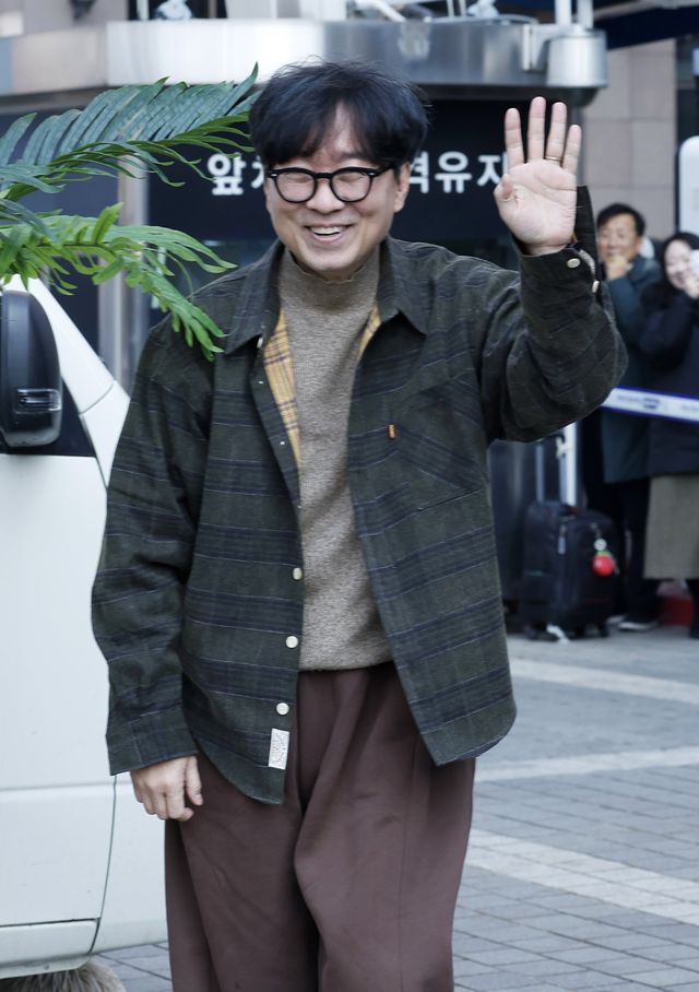 [서울=뉴시스] 김혜진 기자 = ‘천만 감독’ 장항준 감독이 12일 오후 서울 중구 프레스센터 앞 광장에서 영화 ‘왕과 사는 남자’ 흥행 감사 커피차 이벤트를 진행하고 있다. ‘왕과 사는 남자’는 개봉 36일째인 어제(11일) 관객수 1200만명을 넘어섰다. 이로써 ‘파묘’(1191만4869명)를 꺾고 역대 박스오피스 20위에 안착했다. 2026.03.12. jini@newsis.com