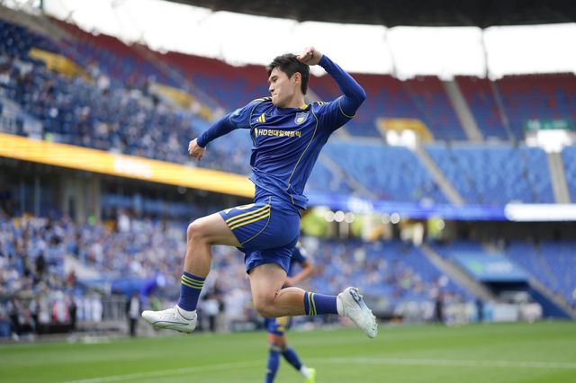 울산 이동경은 북중미월드컵까지 남은 50여일 동안 몸 상태를 끌어올려 반드시 대회에 출전하겠다는 의지다. 사진은 19일 울산문수경기장에서 열린 광주FC와 홈 경기서 4-1로 앞선 후반 추가시간 PK골을 터트린 뒤 기뻐하는 모습. 사진제공│한국프로축구연맹