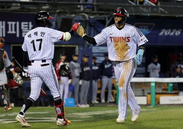 LG 송찬의가 21일 잠실구장서 열린 2026 KBO리그 한화전 4회말 2사 2루 상황에서 신민재의 1타점 적시타 때 득점에 성공한 뒤 팀 동료 박해민과 하이파이브를 하고 있다. 잠실｜뉴시스