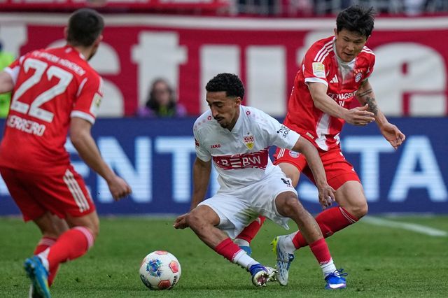 바이에른 뮌헨 김민재(오른쪽)가 20일(한국시간) 슈투트가르트와 홈경기서 상대 공격수 티아고 토마스의 전진을 차단하고 있다. 뮌헨｜AP뉴시스