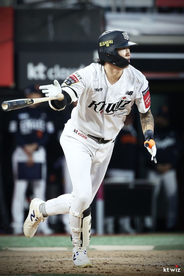 KT 김민혁이 21일 수원KT위즈파크서 열린 KIA전서 끝내기 홈런을 터트렸다. 사진제공｜KT 위즈