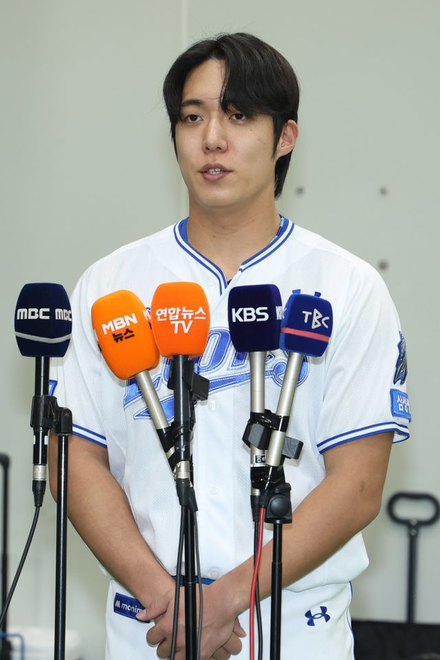 삼성 원태인이 21일 대구삼성라이온즈파크서 열린 SSG전에 앞서 19일 경기 도중 보인 행동에 대해 사과하고 있다. 사진제공｜삼성 라이온즈