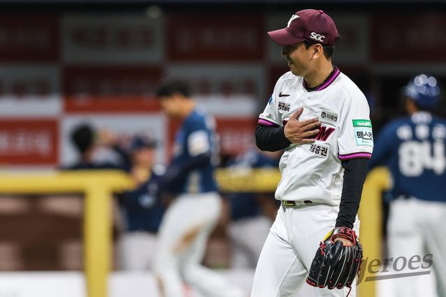 키움 가나쿠보 유토가 21일 고척 NC전서 구원등판해 경기를 끝낸 뒤 미소를 보이고 있다. 사진제공｜키움 히어로즈