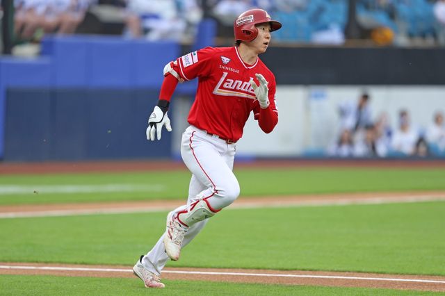 SSG 박성한이 21일 대구 삼성전 1회초 안타로&nbsp;KBO 개막전 이후 최장 연속 경기 안타&nbsp;신기록을 써내고 있다. 사진제공｜SSG 랜더스