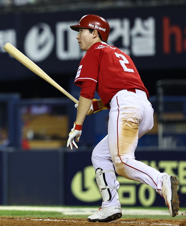 SSG 박성한이 21일 대구 삼성전 1회초 첫 타석부터 안타를 쳐내며 개막전부터 19연속 경기 안타 신기록을 달성했다. 뉴시스