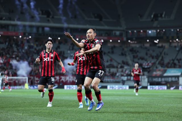 서울 문선민이 21일 부천과 K리그1 홈경기에서 전반 막판 추가골을 성공시킨 뒤 자신의 시그니처 세리머니를 펼쳐보이고 있다. 사진제공｜한국프로축구연맹