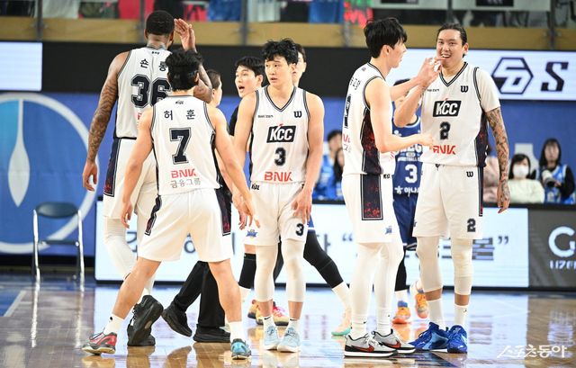 KCC가 PO 들어 막강한 베스트5의 힘을 발휘하고 있다. 숀 롱, 허훈, 허웅, 송교창, 최준용(왼쪽부터) 사진제공｜KBL