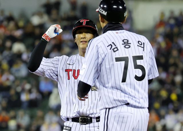 LG 송찬의가(왼쪽) 21일 잠실구장서 열린 2026 KBO리그 한화전 4회말 1사 2·3루 찬스에서 2타점 적시타를 때린 뒤 세리머니를 하고 있다. 잠실｜뉴시스