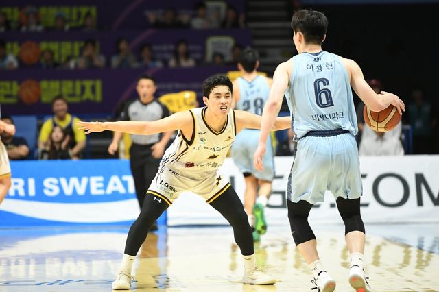 LG 유기상(왼쪽)과 소노 이정현은 4강 PO서 치열한 백코트 경쟁을 펼친다. 사진제공｜KBL&nbsp;