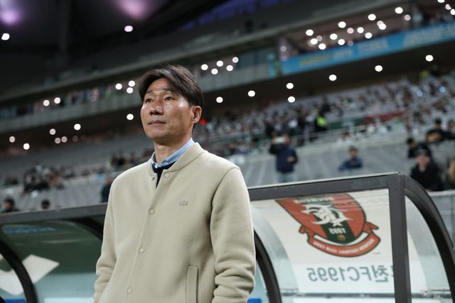 이영민 부천 감독이 21일 K리그1 서울 원정을 앞두고 그라운드를 응시하고 있다. 사진제공｜한국프로축구연맹