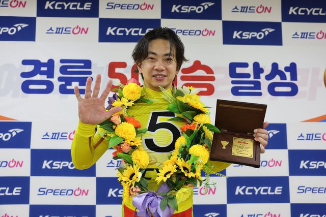 지난해 최단기 500승 달성 기념 행사에서 웃고 있는 정종진.