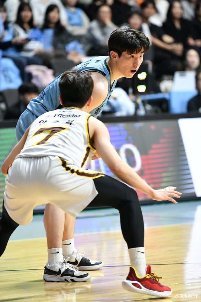 2023~2024시즌 정규리그 경기 도중 소노 이정현(뒤)을 수비하는 LG 양준석. 사진제공｜ KBL
