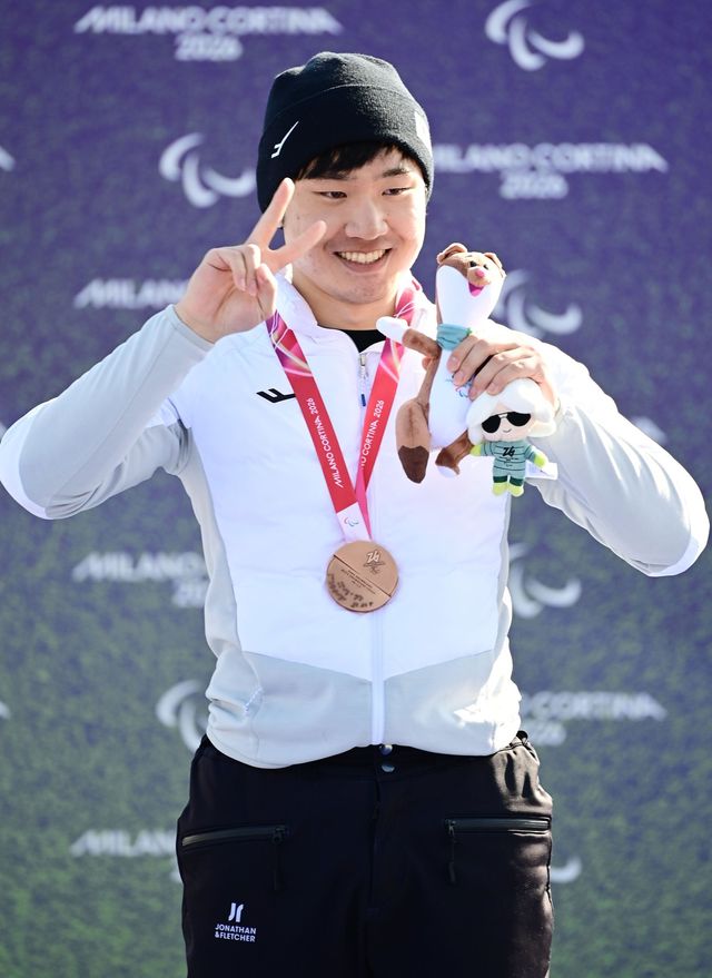 이제혁이 8일(한국시간) 이탈리아 코르티나담페초의 파라 스노보드 파크서 열린 2026밀라노·코르티나담페초동계올림픽 스노보드크로스 남자 하지장애-경증 결선서 동메달을 따낸 뒤 기뻐하고 있다. 사진제공｜대한장애인체육회