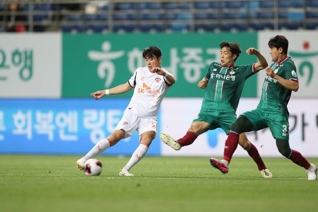 제주 장민규(왼쪽)이 22일 대전월드컵경기장서 열린 대전하나와 원정경기 도중 공을 다루고 있다. 사진제공｜한국프로축구연맹