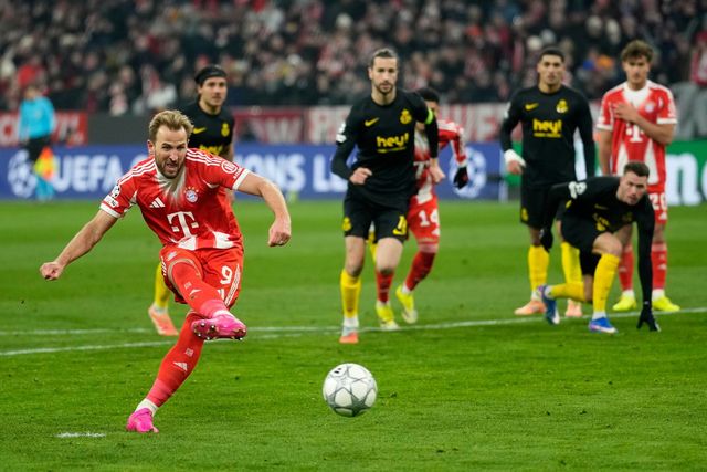 바이에른 뮌헨의 ‘골 머신’ 해리 케인이 올해 초 UEFA 챔피언스리그 경기에서 페널티킥 득점에 성공하고 있다. AP뉴시스