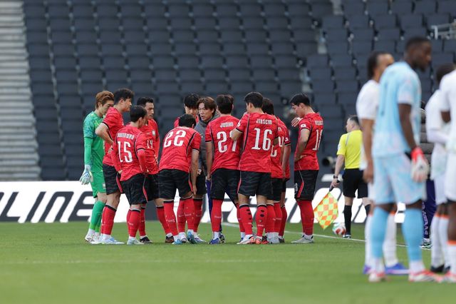 축구국가대표팀 선수들이 지난달 29일(한국시간) 스타디움 MK서 열린 코트디부아르전 도중 홍명보 감독(가운데)의 지시를 듣고 있다. 사진제공｜대한축구협회