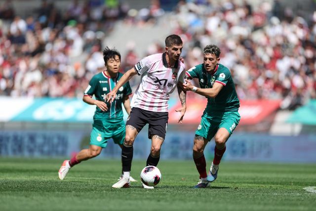 서울 바베츠(가운데)가 18일 대전하나시티즌과 K리그1 홈경기 도중 상대 견제를 뚫고 드리블을 하고 있다. 사진제공｜한국프로축구연맹