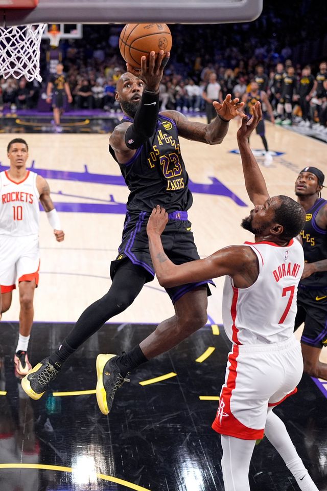LA 레이커스 르브론 제임스(왼쪽)가 22일(한국시간) 크립토닷컴 아레나에서 열린 휴스턴과 PO 1라운드 2차전서 케빈 듀란트를 앞에 두고 레이업슛을 시도하고 있다. LA｜AP뉴시스