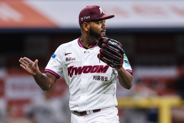 키움 라울 알칸타라가 22일 고척 NC전에 선발등판해 이닝을 끝낸 뒤 더그아웃으로 들어가고 있다. 사진제공｜키움 히어로즈