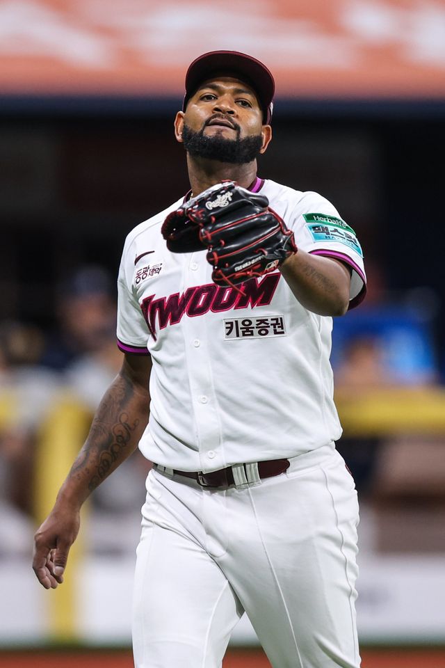 키움 라울 알칸타라가 22일 고척 NC전에 선발등판해 이닝을 끝낸 뒤 세리머니를 하고 있다. 사진제공｜키움 히어로즈