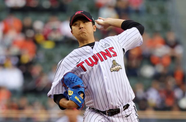 LG 송승기가 21일 잠실구장서 열린 2026 KBO리그 한화전에 선발등판해 힘차게 공을 던지고 있다. 송승기는 이날 경기서 5이닝 5안타 1볼넷 3탈삼진 1실점 호투로 팀의 6-5 승리를 이끌었다. 잠실｜뉴시스