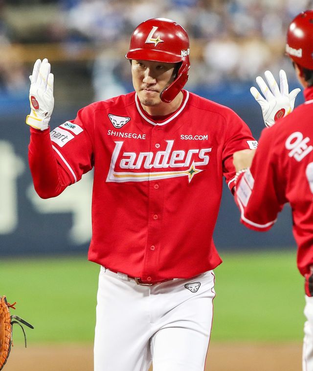 SSG 주장 오태곤이 22일 대구 삼성전 9회초 역전 2타점 2루타를 터트려 팀의 3-2 승리를 이끌었다. 사진제공｜SSG 랜더스