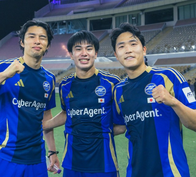 마치다 젤비아 나상호가 22일(한국시간) 사우디아라비아 제다의 프린스 압둘라 알파이살 스포츠 시티 스타디움에서 열린 샤바브 알아흘리와 ACLE 4강 중립 경기서 1-0으로 이긴 뒤 팀 동료 나카야마 유타, 하야시 고타로(왼쪽부터)와 기뻐하고 있다. 사진출처│마치다 젤비아 인스타그램