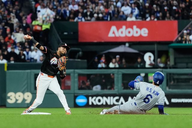 다저스 김혜성(오른쪽)이 22일(한국시간) 오라클파크서 열린 샌프란시스코와 원정경기서 4회초 2루에서 슬라이딩하고 있다. 캘리포니아｜AP뉴시스