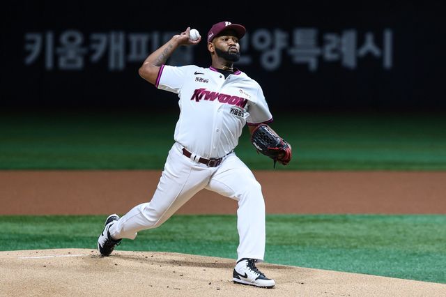 키움 라울 알칸타라가 22일 고척 NC전에 선발등판해 힘차게 투구하고 있다. 사진제공｜키움 히어로즈