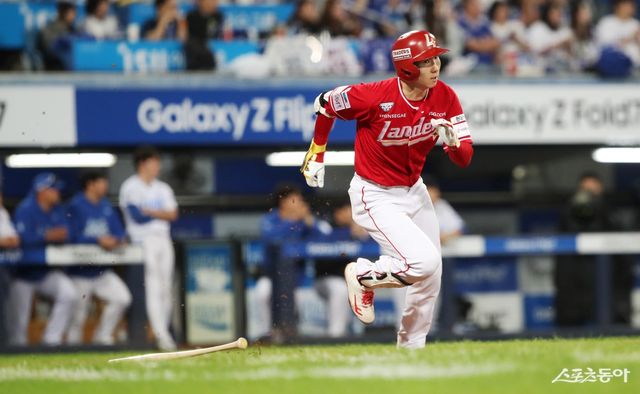 SSG 박성한이 22일 대구 삼성전 1회초 안타를 쳐내며 개막전 이후 연속 경기 안타 행진을 ‘20’으로 늘렸다. 사진제공｜SSG 랜더스