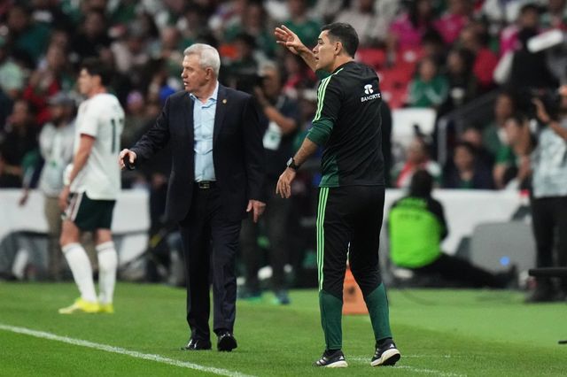 멕시코 라파엘 마르케스 코치(오른쪽)가 지난달 29일 포르투갈전 도중 작전을 지시하고 있다. 멕시코시티｜AP뉴시스