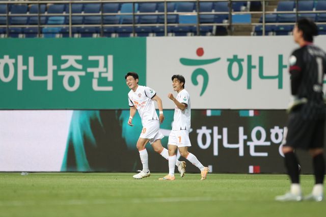제주 박창준(오른쪽)이 22일 대전월드컵경기장서 열린 대전하나와 원정경기서 선제골을 넣은 뒤 기뻐하고 있다. 사진제공｜한국프로축구연맹