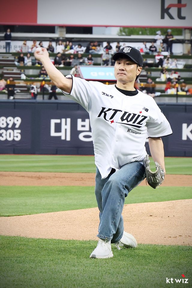 장애인 스노보드 국가대표 이제혁이 21일 수원KT위즈파크서 시구하고 있다. 사진제공｜KT 위즈