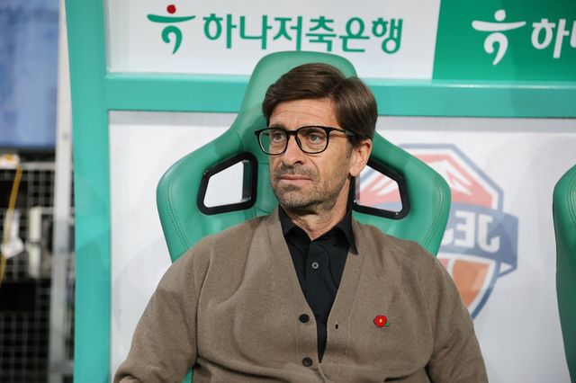 제주 세르지우 코스타 감독이 22일 대전월드컵경기장서 열린 대전하나와 원정경기 도중 벤치에 앉아 있다. 사진제공｜한국프로축구연맹