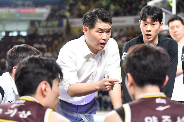 조상현 감독(가운데)은 22일 LG와 3년 재계약하며 2028~2029시즌까지 팀을 지휘한다. 사진제공｜창원 LG