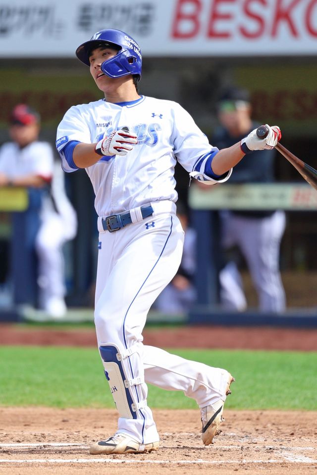 삼성 이재현(왼쪽)이 허리 통증으로 당분간 전열을 이탈한다. 사진제공｜삼성 라이온즈
