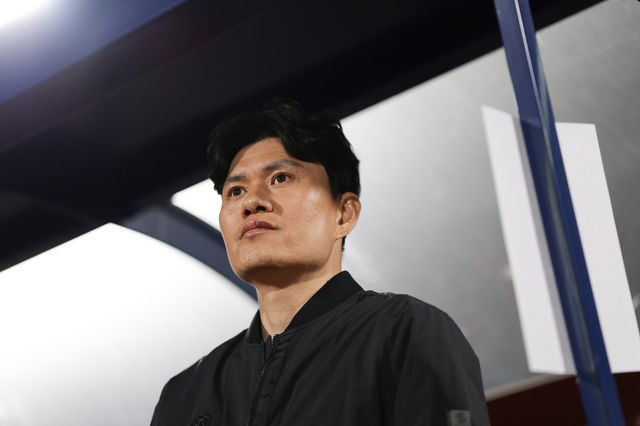 강원 정경호 감독이 21일 김천과 원정경기 도중 그라운드를 바라보고 있다. 사진제공｜한국프로축구연맹