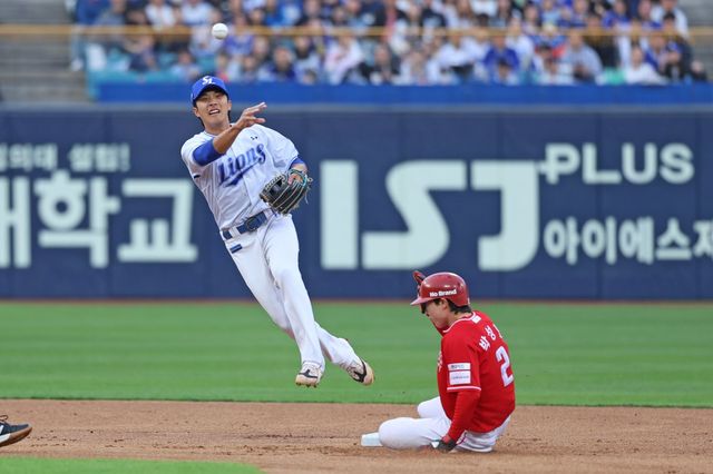 삼성 이재현(왼쪽)이 허리 통증으로 당분간 전열을 이탈한다. 21일 대구 SSG전서 수비를 하는 이재현. 사진제공｜삼성 라이온즈