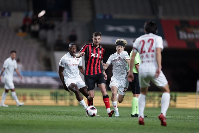 서울 바베츠(가운데)가 21일 부천과 K리그1 홈경기에서 상대 미드필더 카즈를 뚫고 볼을 운반하고 있다. 사진제공｜한국프로축구연맹