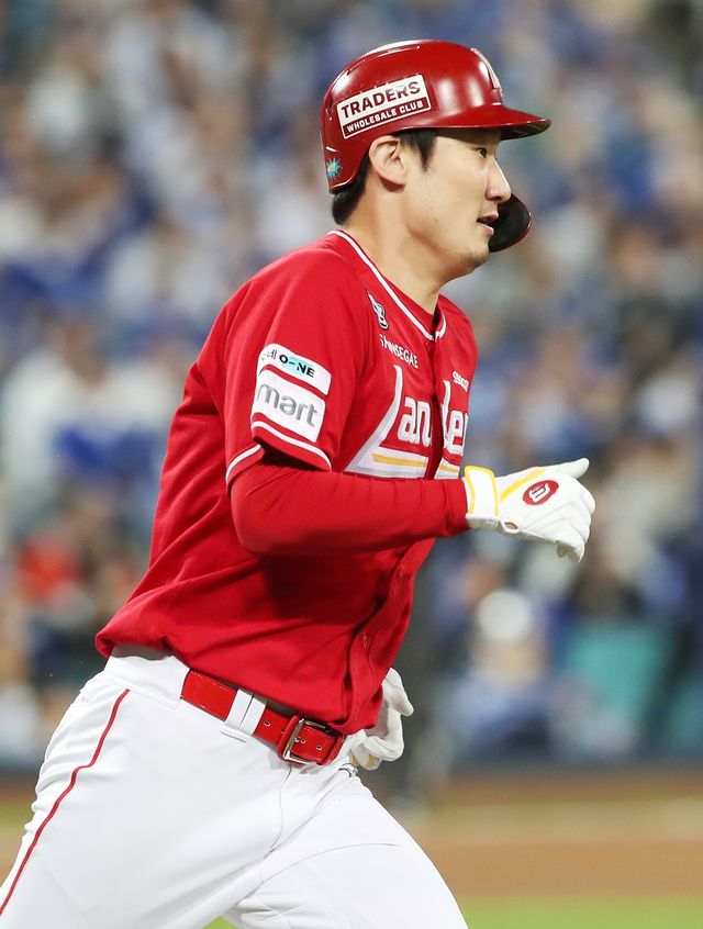SSG 주장 오태곤이 22일 대구 삼성전 9회초 역전 2타점 2루타를 터트려 팀의 3-2 승리를 이끌었다. 사진제공｜SSG 랜더스