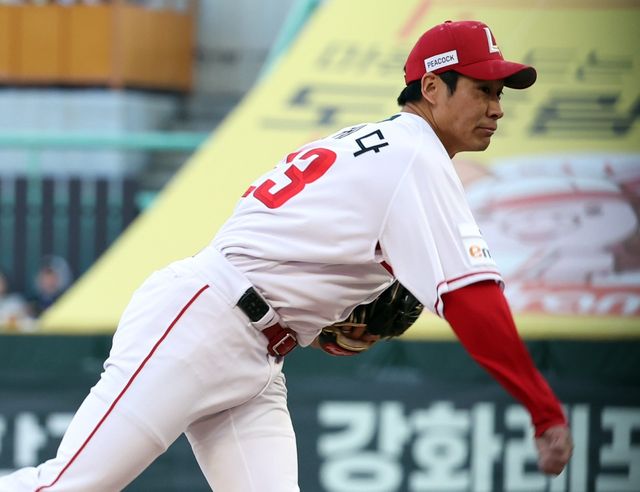 부진으로 1군서 말소된&nbsp;SSG 타케다 쇼타는 25일부터 등록이 가능하다. 이숭용 SSG 감독은 이날 인천 KT전 선발을 그에게 맡길 참이다. 뉴시스