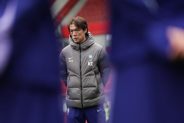 홍명보 축구국가대표팀 감독(가운데)이 지난달 31일(한국시간) 에른스트 하펠 슈타디온서 선수들에게 말하고 있다. 사진제공｜대한축구협회