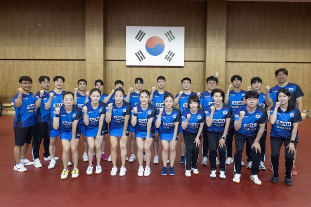 2026세계탁구선수권에 출전하는 탁구국가대표팀은 목표인 14년 만의 남녀부 동반 입상을 달성하려면 에이스 장우진(뒤에서 왼쪽 3번째)과 신유빈(앞에서 왼쪽 3번째)의 활약이 절실하다. 23일 충북 진천국가대표선수촌서 열린 ‘런던 세계선수권 파견 국가대표 미디어데이’서 기념촬영을 하는 대표팀 선수단. 사진제공│대한탁구협회
