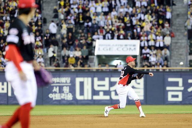 KIA 제리드 데일(오른쪽)은 불안한 수비로 당분간 2루수를 맡는다. 사진제공｜KIA 타이거즈