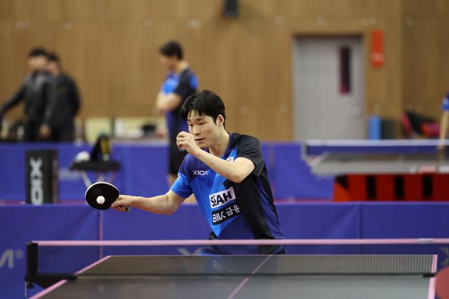 2026세계탁구선수권에 출전하는 탁구국가대표팀은 목표인 14년 만의 남녀부 동반 입상을 달성하려면 에이스 장우진과 신유빈의 활약이 절실하다. 23일 충북 진천국가대표선수촌서 열린 ‘런던 세계선수권 파견 국가대표 미디어데이’서 훈련하고 있는 장우진. 사진제공│대한탁구협회