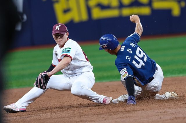 NC 고준휘(오른쪽)가 23일 고척 키움전 3회초 2루 도루에 성공하고 있다. 사진제공｜NC 다이노스