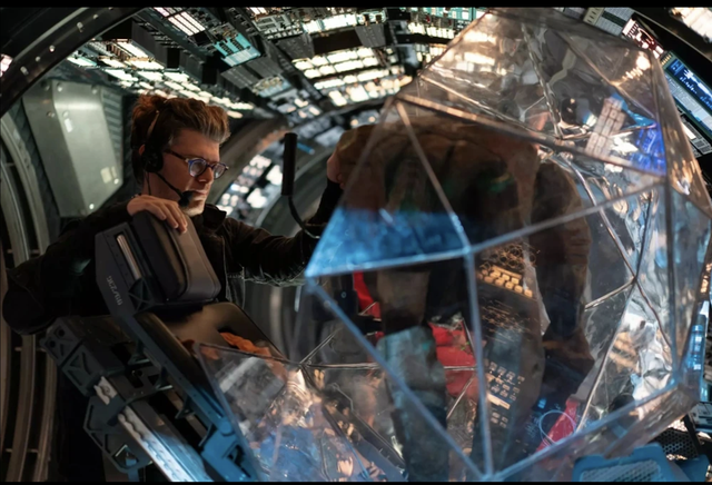 영화 ‘프로젝트 헤일메리’에서 로키를 연기한 인형사 제임스 오티즈. 사진제공｜소니픽처스